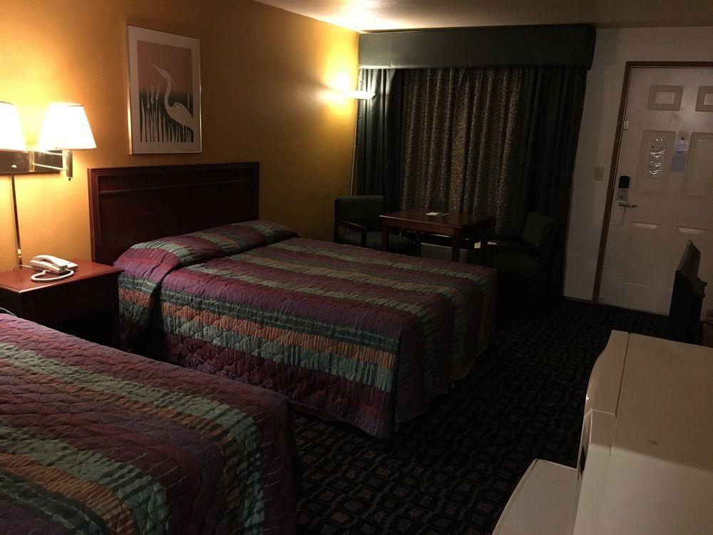 Oyo Woodland Hotel And Suites Kültér fotó